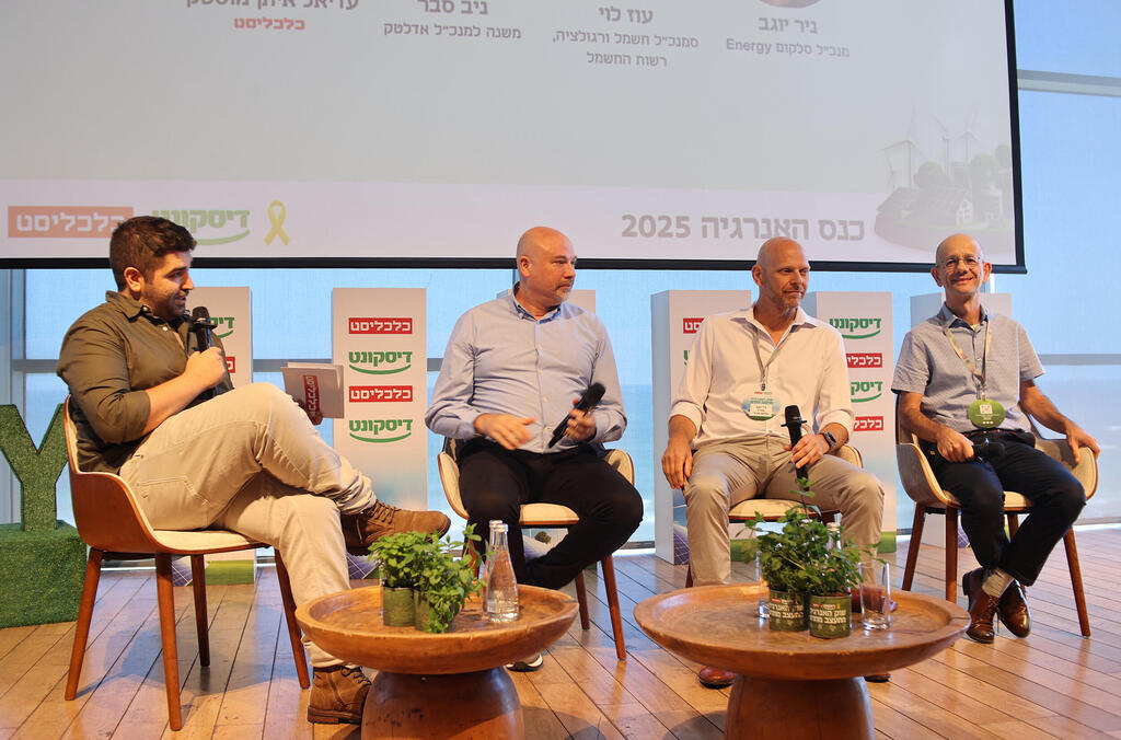 כנס האנרגיה - משמאל פאנל עדיאל איתן מוסטקי בשיחה עם ניב סבר משנה למנכ"ל אדלטק ,   ניר יוגב מנכ"ל סלקום אנרג'י  עוז לוי סמנכ"ל חשמל ורגולציה רשות החשמל