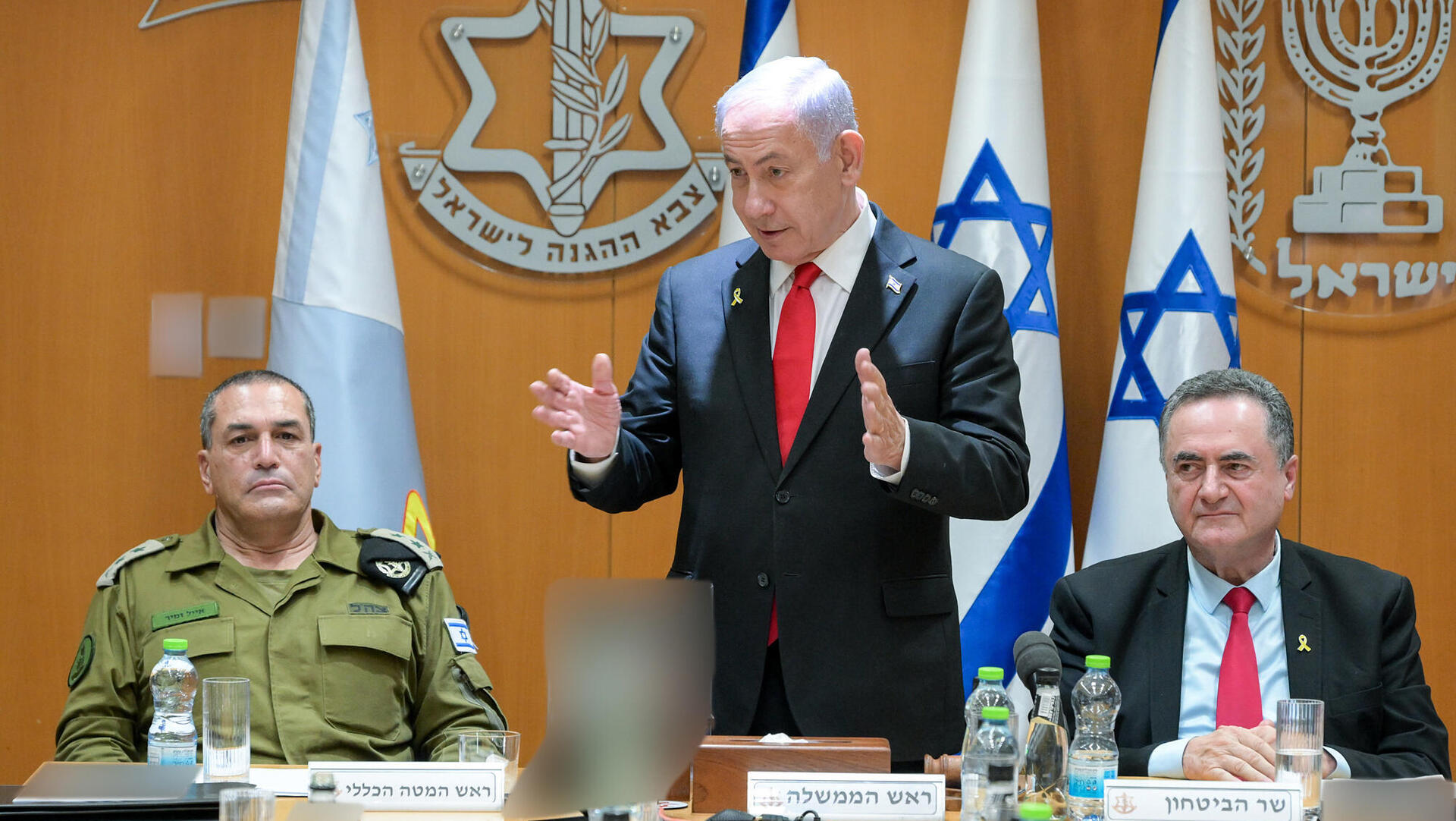 ראש הממשלה בנימין נתניהו בפגישה עם פורום מטכ״ל בקריה בתל אביב יחד עם  ישראל כ״ץ והרמטכ״ל אייל זמיר