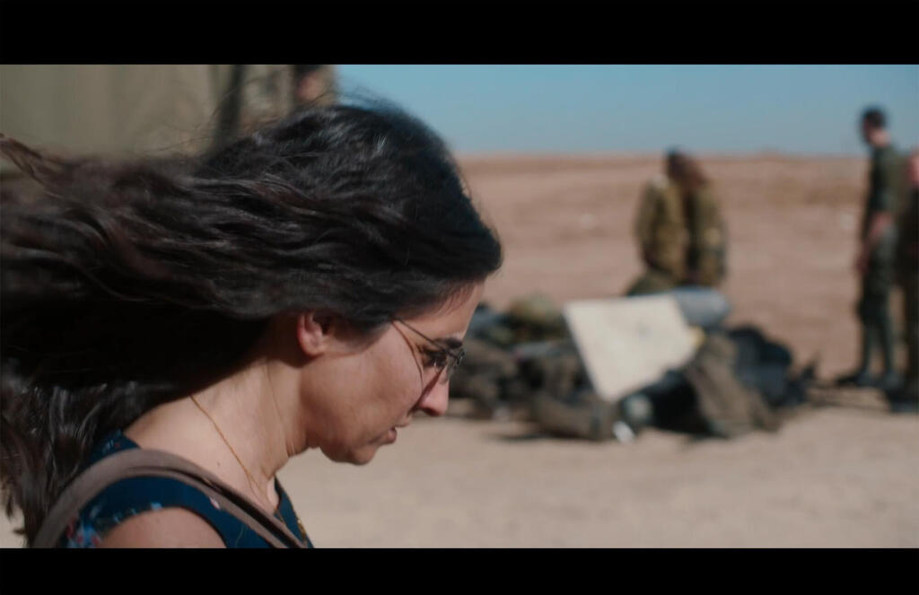 דאנה איבגי בסרט "חמצן". מגלמת אם שמנסה לעשות הכל כדי למנוע מבנה החייל לחזור למערכה פנאי סרט של נטעלי בראון חמצן