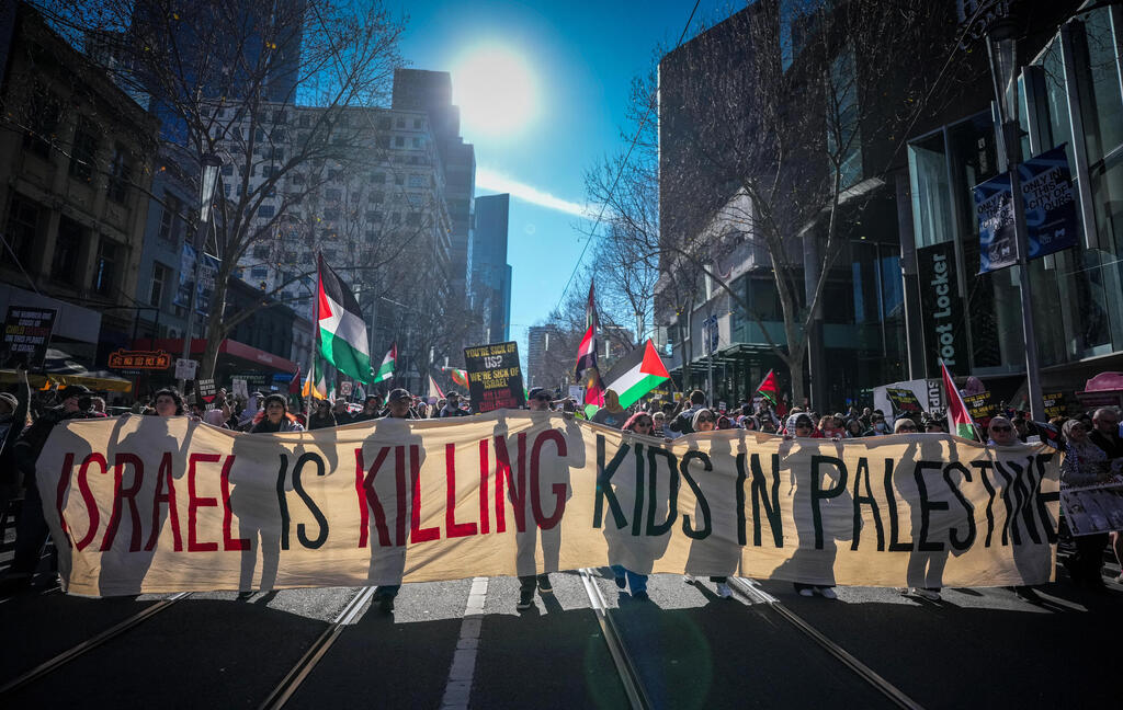 הפגנה נגד המלחמה, השבוע במלבורן. "פגשתי הרבה פלסטינים שההתנגדות שלהם לקיומה של ישראל איננה בגלל שהם מאמינים בקונספירציה יהודית, אלא בגלל מה שקרה להם