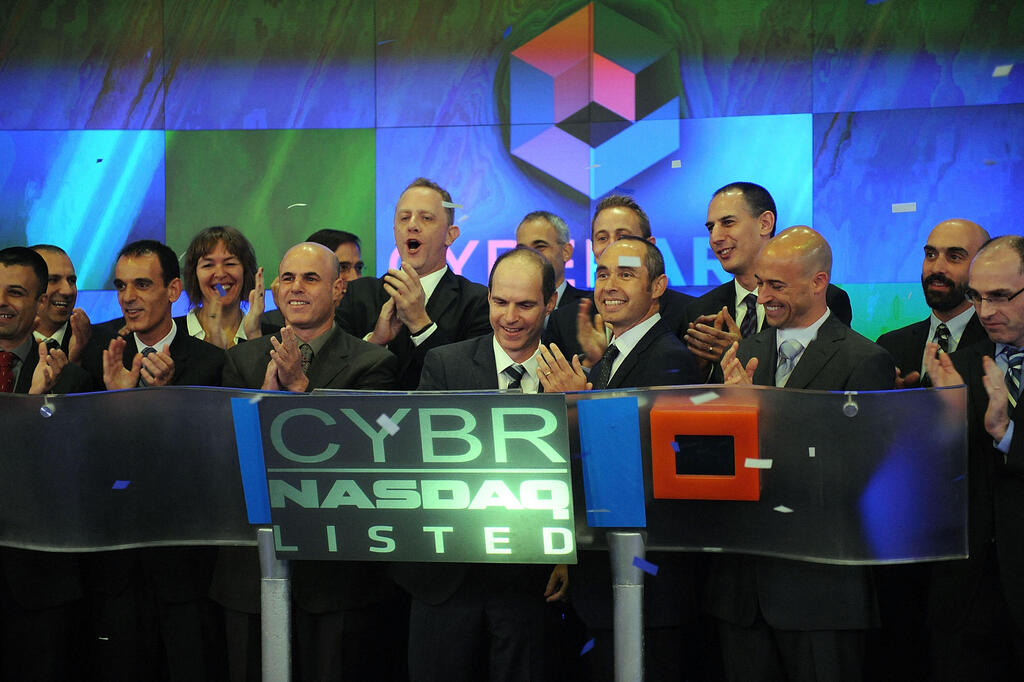 מוקדי עם בכירי סייברארק בהנפקה בנאסד"ק ב־ 2014 . "אפשר לומר שמכירת המניות ערב הנפקה היתה עסקה גרועה מבחינתי, אבל אני שמח בחלקי"