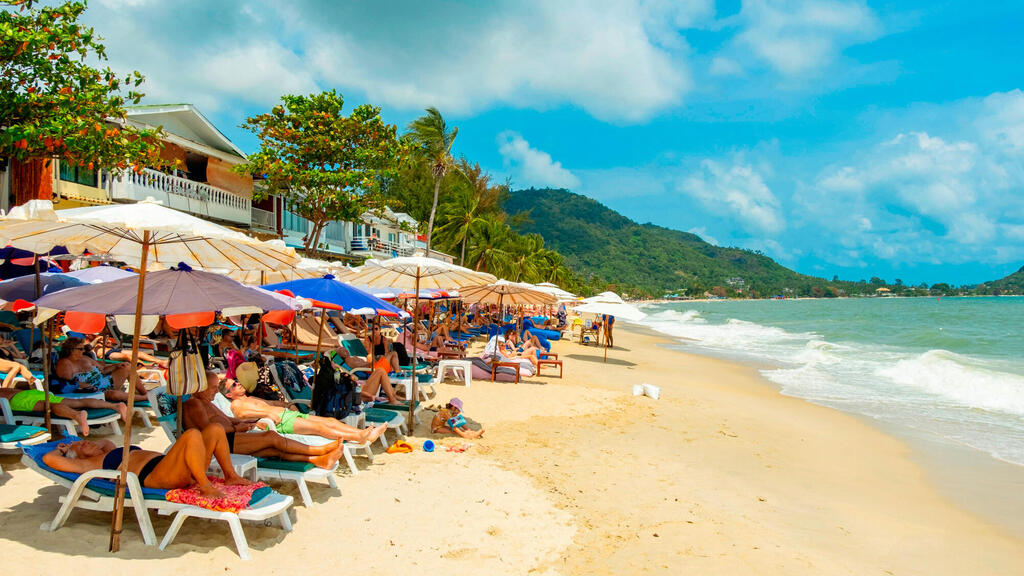 נופשים בחוף בתאילנד