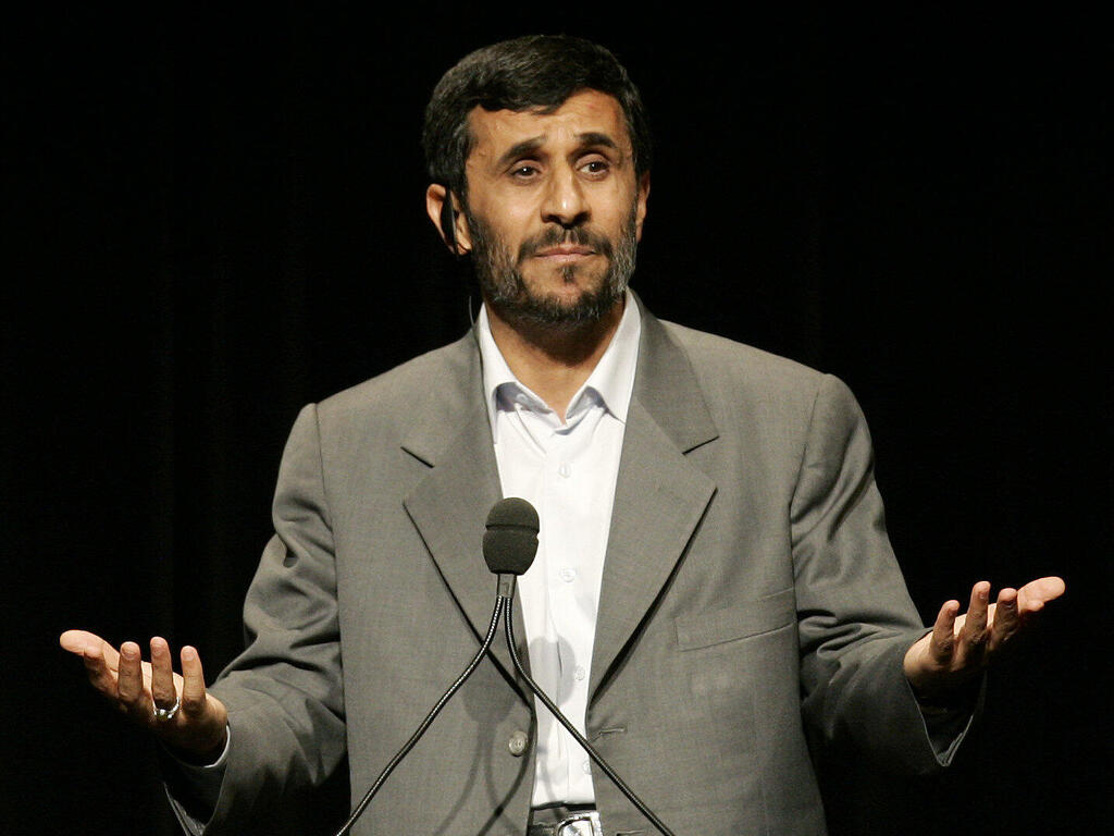 אחמדינג'אד נואם באוניברסיטת קולומביה ב־ 2007 . "כשהוא אמר שבאיראן אין הומוסקסואלים הקהל פרץ בצחוק והאירוע פגע במוניטין של הנשיא האיראני"