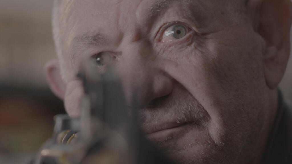 "שוטינג". דוקו מטלטל שבודק את הקשר בין מצלמה למלחמה פנאי סרט של נטעלי בראון שוטינג