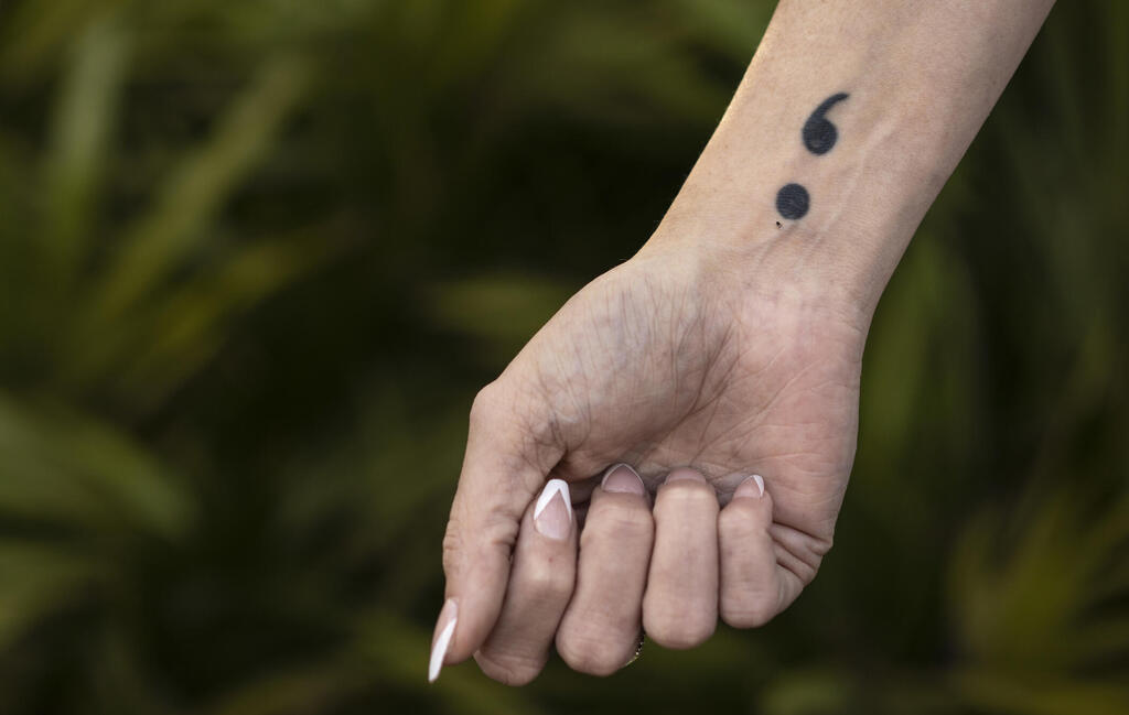 קעקוע נקודה פסיק, המסמל התמודדות נפש ותמיכה במתמודדי נפש. אובדנות היא אסון למשפחה, לקהילה — וגם לחברה כולה