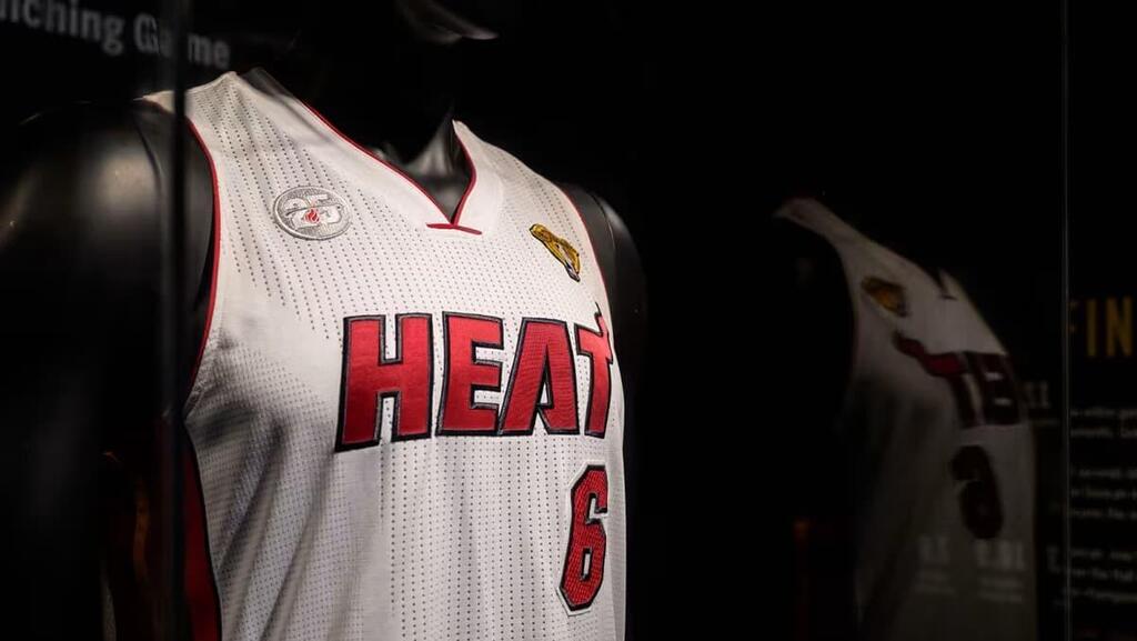 גופיה של לברון ג'יימס מיאמי היט . נמכרה במחיר השלישי הגבוה ביותר (צילום: ANGELA WEISS/AFP via Getty ) גופיה של לברון ג'יימס מיאמי היט