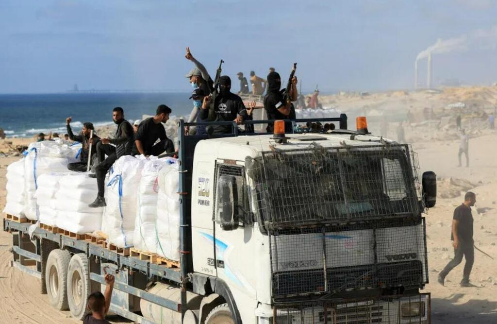 את המשאיות הם חוטפים בקלות. מחבלים עם סיוע גנוב (צילום: Reuters) הקברניט מטוס תובלה סיוע הומניטרי