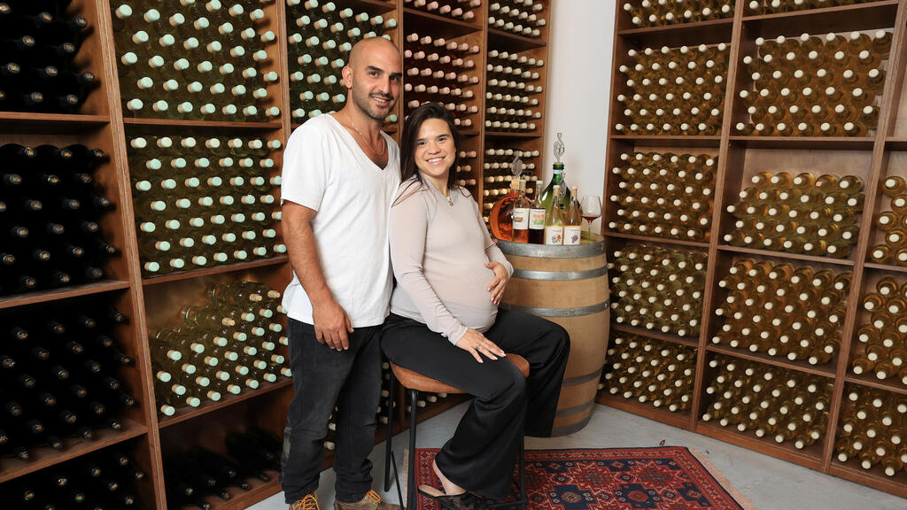 שקד נחמני ובן זוגה שלומי קורש ביקב נחמני. אנשים שבאמת אוהבים יין ועדיין מתרגשים מכל מחמאה (צילום: אלעד גשגורן) שקד נחמני ובן זוגה שלומי קורש ב יקב נחמני