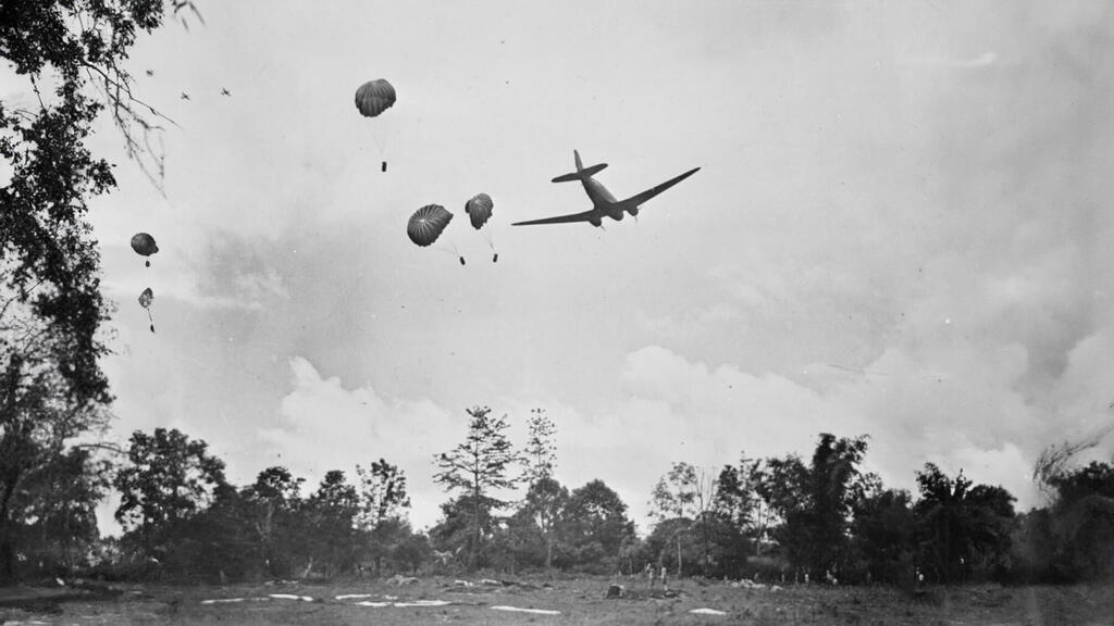 הטלת סיוע לכוחות בזירת דרום מזרח אסיה, ממטוס דקוטה אמריקאי (צילום: USAF) הקברניט מטוס תובלה סיוע הומניטרי