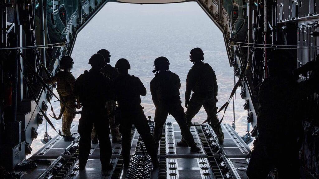 סיוע הומניטרי מוטל ממטוס לרצועת עזה (צילום: ABC) הקברניט מטוס תובלה סיוע הומניטרי