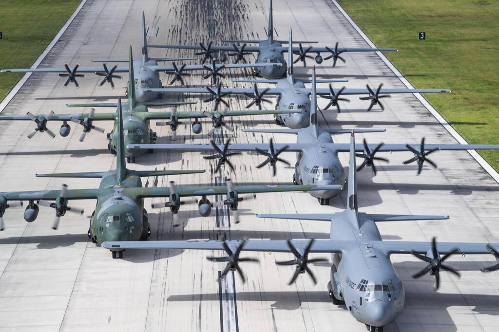 המטוס שעושה הכל. הרקולסים מדגמים שונים על המסלול (צילום: USAF) הקברניט מטוס תובלה סיוע הומניטרי