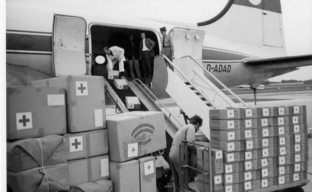 הצלב האדום מארגן חבילות לקראת הטלה בביאפרה שבניגריה (צילום: ICRC Archives) הקברניט מטוס תובלה סיוע הומניטרי