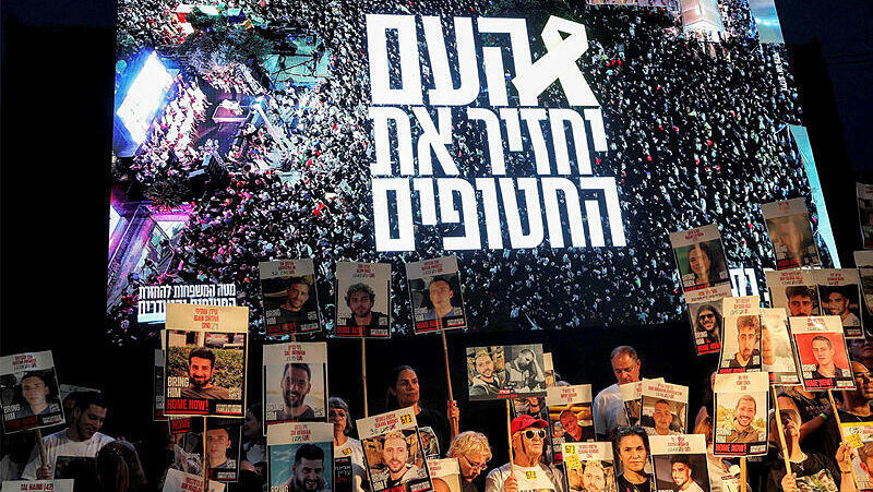 מפגינים למען ה חטופים ב כיכר ה חטופים תל אביב מלחמה בעזה 9.8.25