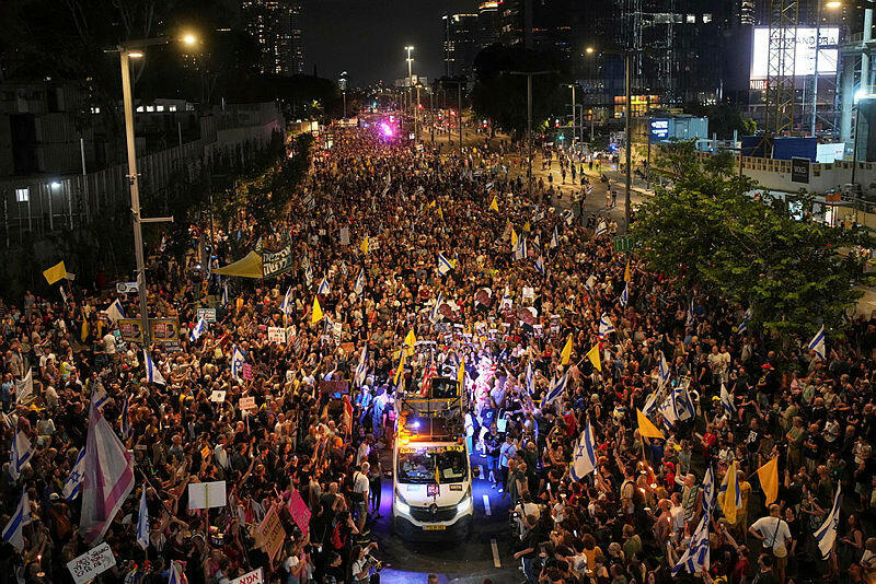 מפגינים למען ה חטופים ב תל אביב מלחמה בעזה 9.8.25