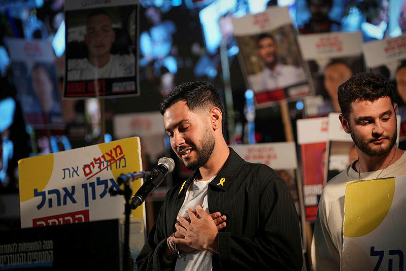 שורד השבי אלי-ה כהן נואם בעצרת חטופים תל אביב מלחמה בעזה 9.8.25