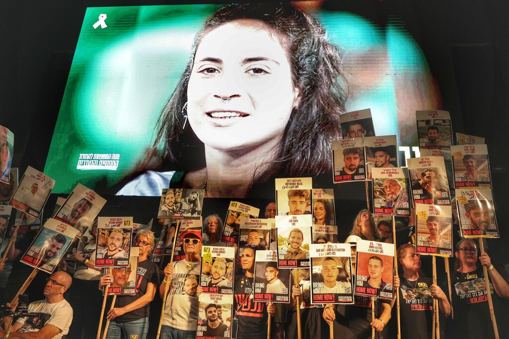 מפגינים למען ה חטופים ב כיכר ה חטופים בתל אביב מלחמה בעזה 9.8.25