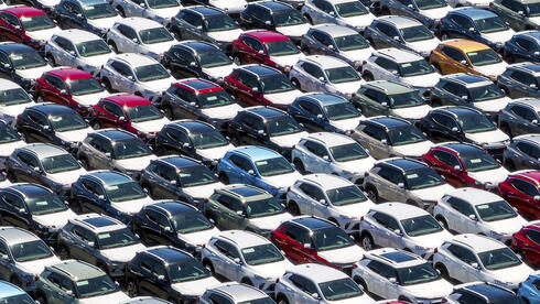 צילום: AP Photo/Noah Berger תשעה חודשי התעלמות: עשרות אלפי רכבים חשמליים עדיין נמצאים בנמלי ישראל