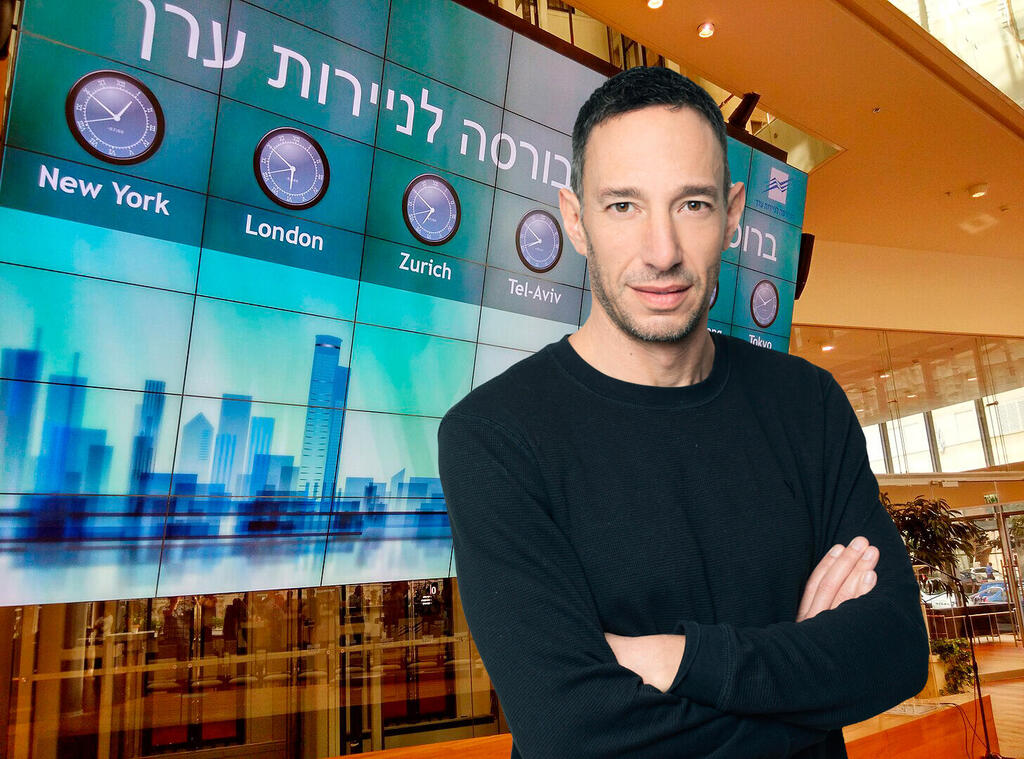 אבישי הרצנו קרן ספרה Small Cap על רקע תמונת הבורסה