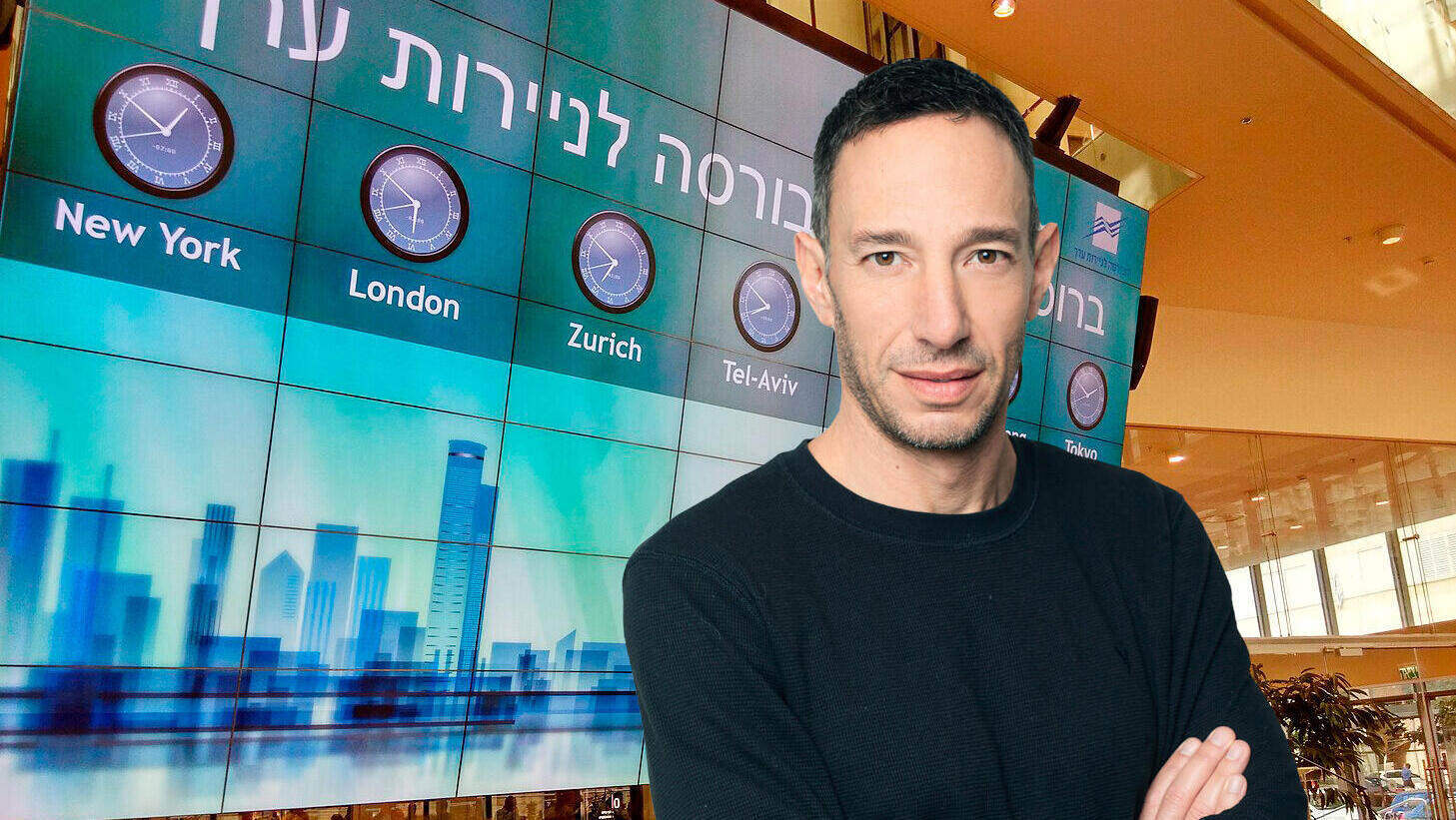 אבישי הרצנו קרן ספרה Small Cap על רקע תמונת הבורסה