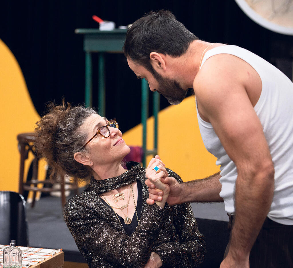 פנאי אסף פרי ו קרן מור ב הצגה חשמלית ושמה תשוקה קאמרי