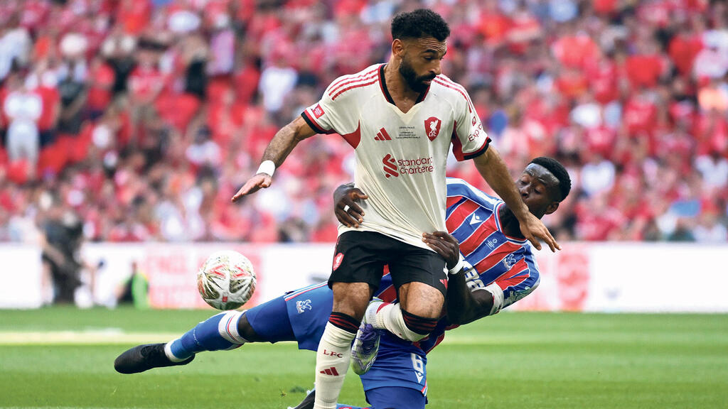 שחקן ליברפול מוחמד סלאח ושחקן קריסטל פאלאס מארק גהי במשחק  גביע הקהילה