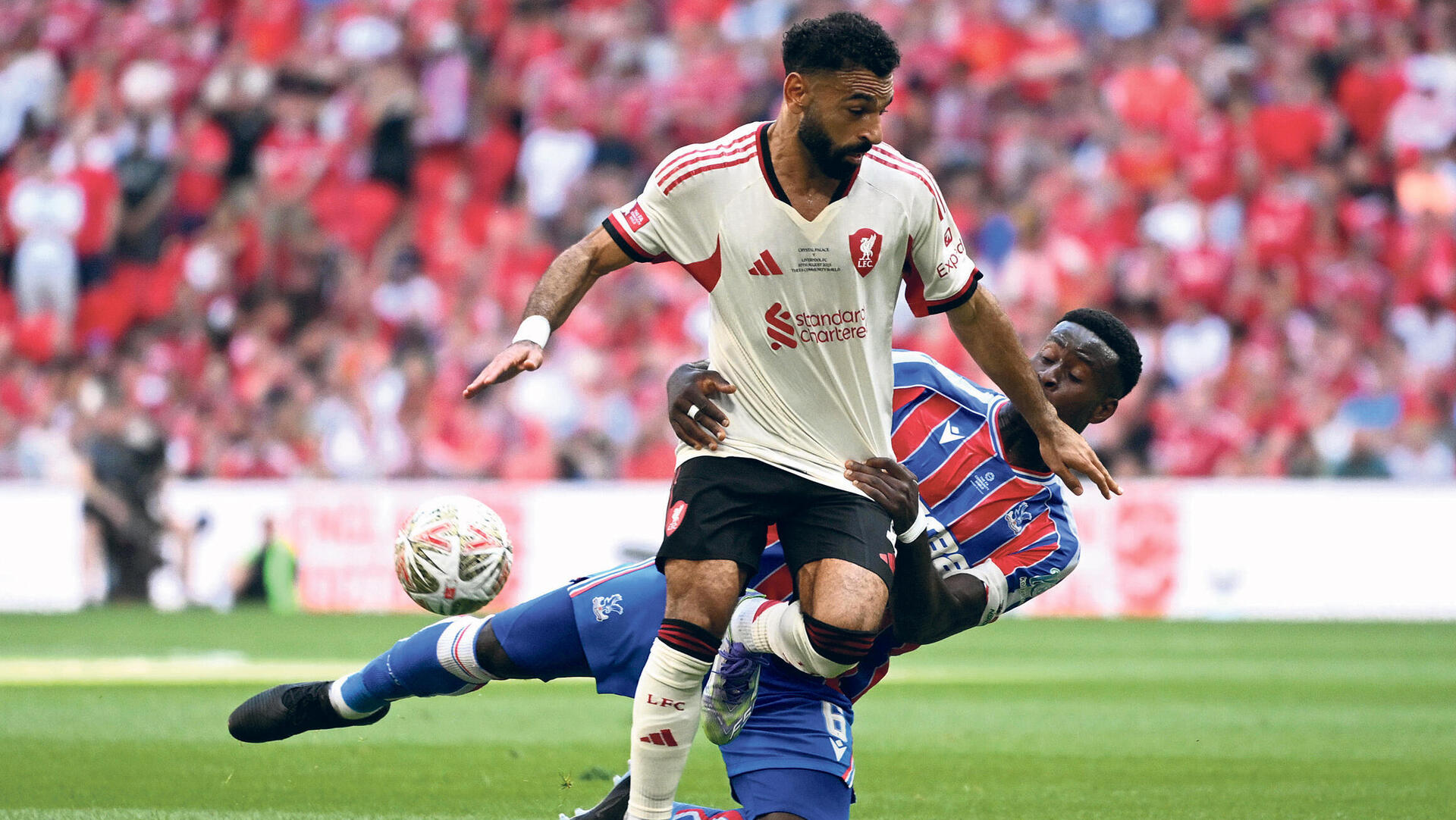 שחקן ליברפול מוחמד סלאח ושחקן קריסטל פאלאס מארק גהי במשחק  גביע הקהילה