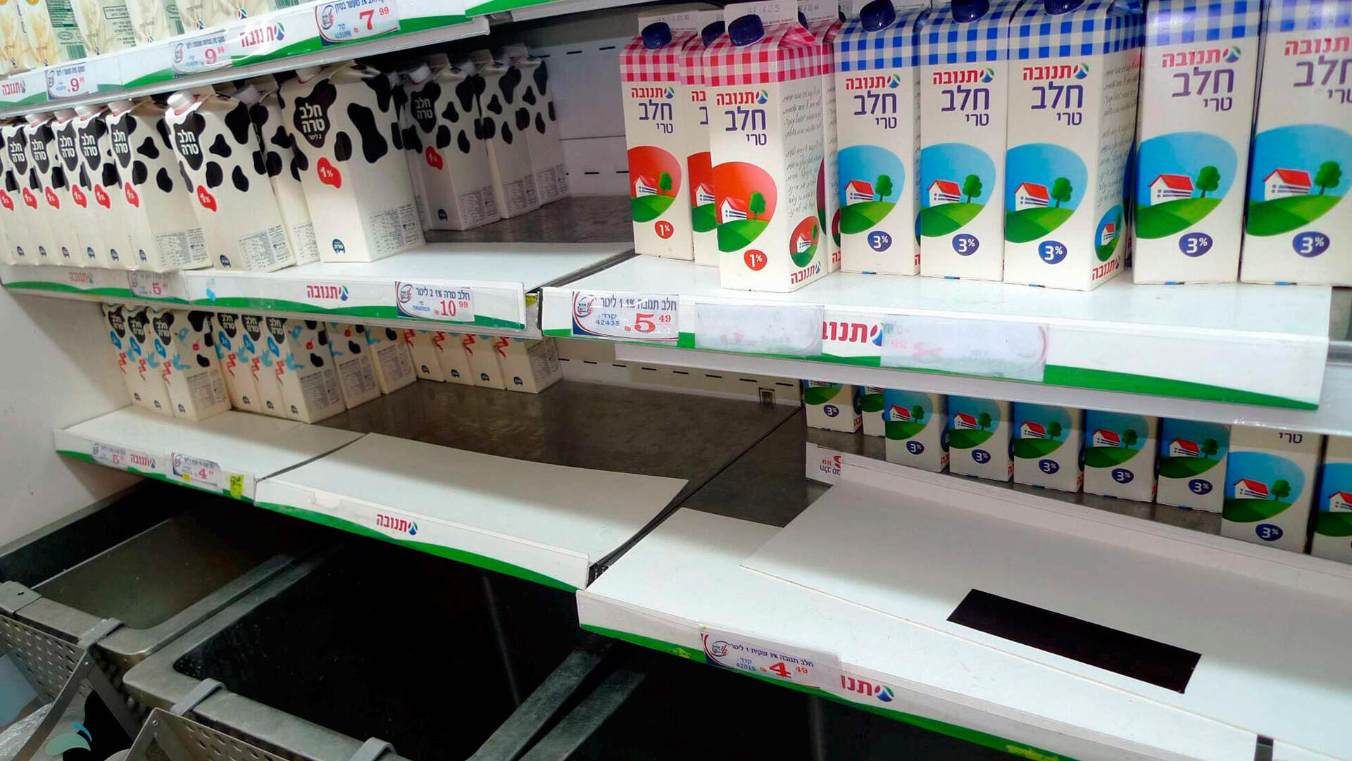 מקרר החלב ב חצי חינם ב חולון  קרטונים של חלב  ב קרטון