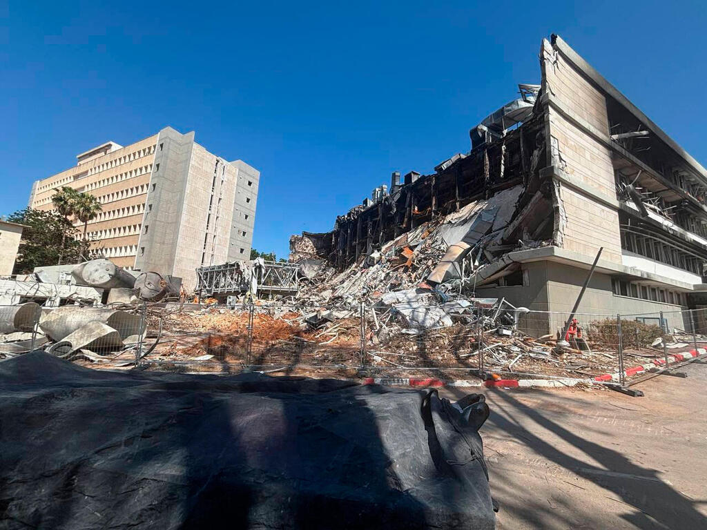 Weizmann Institute after the missile strike. (Photo: Meir Turgeman) זירת נפילה ב מכון ויצמן רחובות
