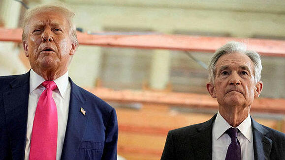 יו"ר הפד ג'רום פאוול פדרל ריזרב ו נשיא ארה"ב דונלד טראמפ בביקור בבניין הפד בוושינגטון די.סי 2 שעובר שיפוץ יולי 2025