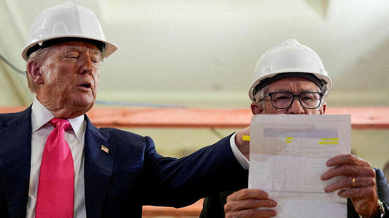 יו"ר הפד ג'רום פאוול פדרל ריזרב ו נשיא ארה"ב דונלד טראמפ בביקור בבניין הפד בוושינגטון די.סי שעובר שיפוץ יולי 2025