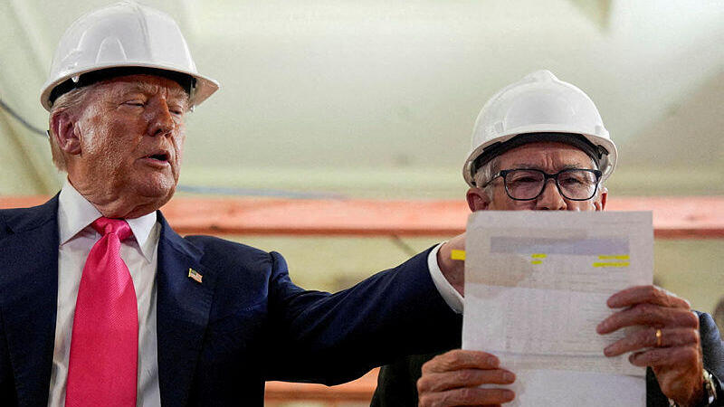 טראמפ ויו"ר הפד ג'רום פאוול (צילום: REUTERS/Kent Nishimura/File Photo) יו"ר הפד ג'רום פאוול פדרל ריזרב ו נשיא ארה"ב דונלד טראמפ בביקור בבניין הפד בוושינגטון די.סי שעובר שיפוץ יולי 2025