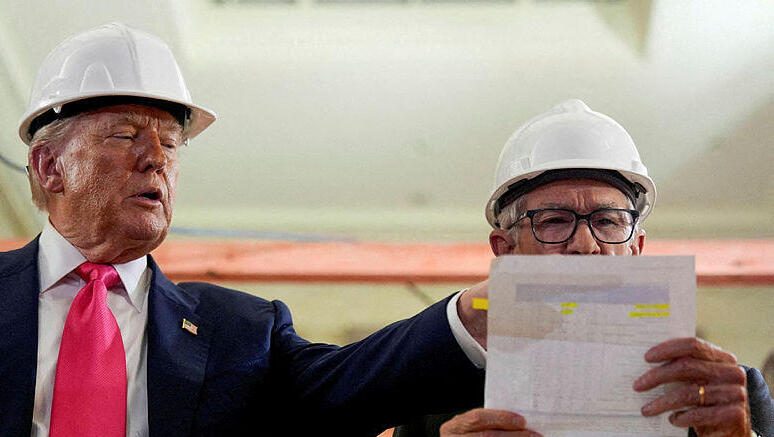 יו"ר הפד ג'רום פאוול פדרל ריזרב ו נשיא ארה"ב דונלד טראמפ בביקור בבניין הפד בוושינגטון די.סי שעובר שיפוץ יולי 2025