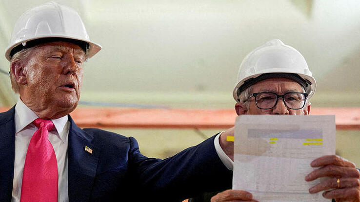 יו"ר הפד ג'רום פאוול פדרל ריזרב ו נשיא ארה"ב דונלד טראמפ בביקור בבניין הפד בוושינגטון די.סי שעובר שיפוץ יולי 2025