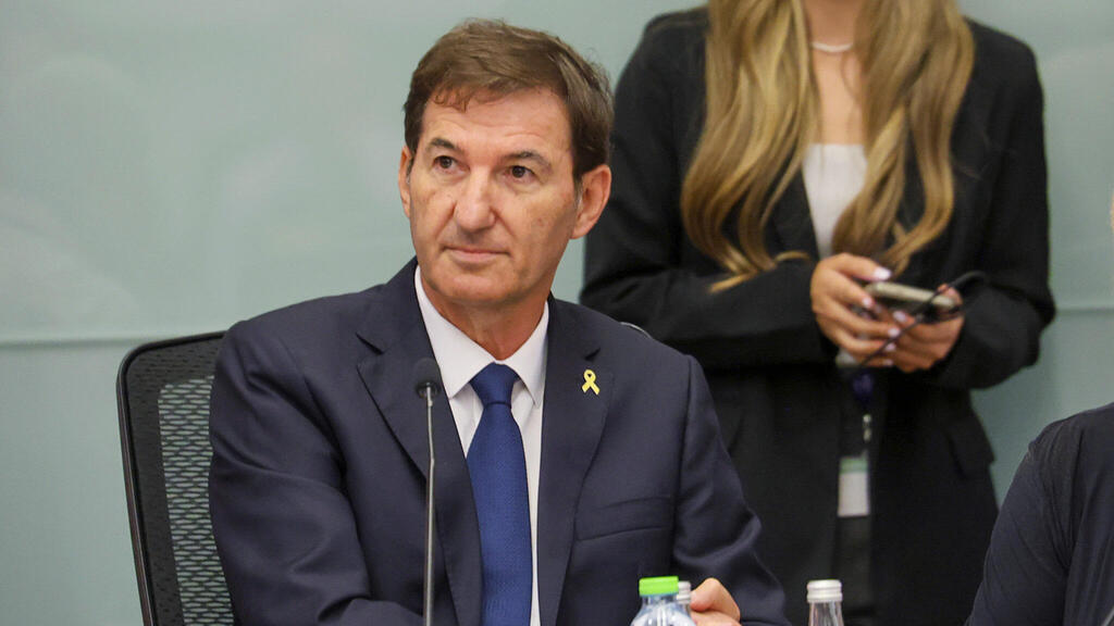 ח"כ בועז ביסמוט. מנסה ליצור מראית עין של התקדמות בחוק ההשתמטות (צילום: דוברות הכנסת דני שם טוב) 12.8.25 - ועדת החוץ והביטחון ח"כ בועז ביסמוט