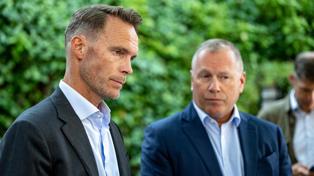 משמאל טרונד גרנדה סגן המנכ"ל של קרן העושר הנורבגית , מימין המנכ"ל ניקולאי טנגן