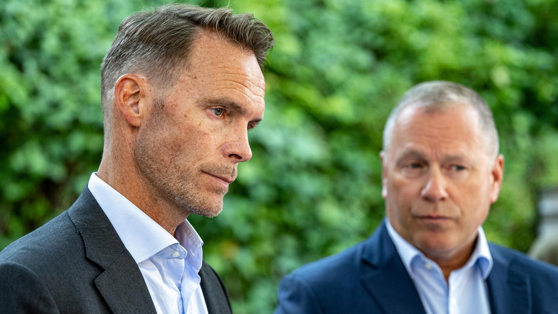 משמאל טרונד גרנדה סגן המנכ"ל של קרן העושר הנורבגית , מימין המנכ"ל ניקולאי טנגן