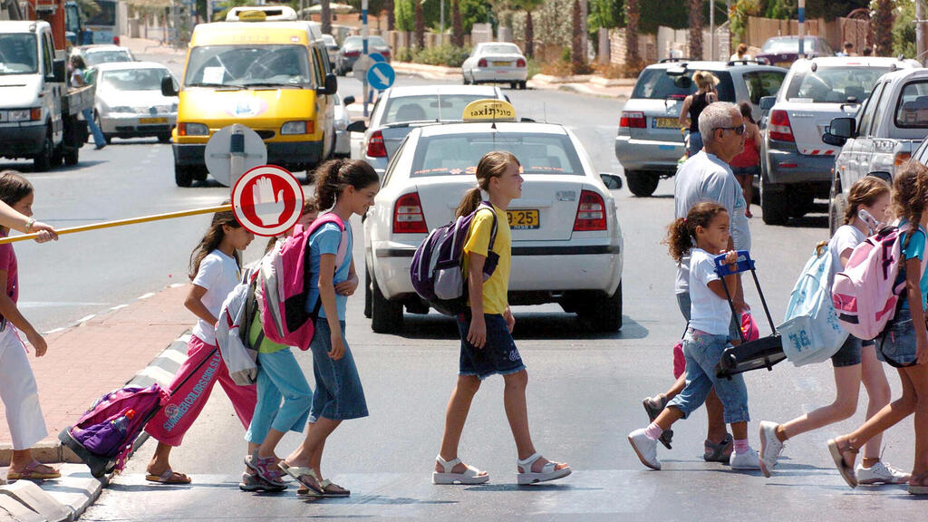 ילדים חוצים ב מעבר חצייה משמרות זהב שיא במספר הילדים שנהרגו בתאונות