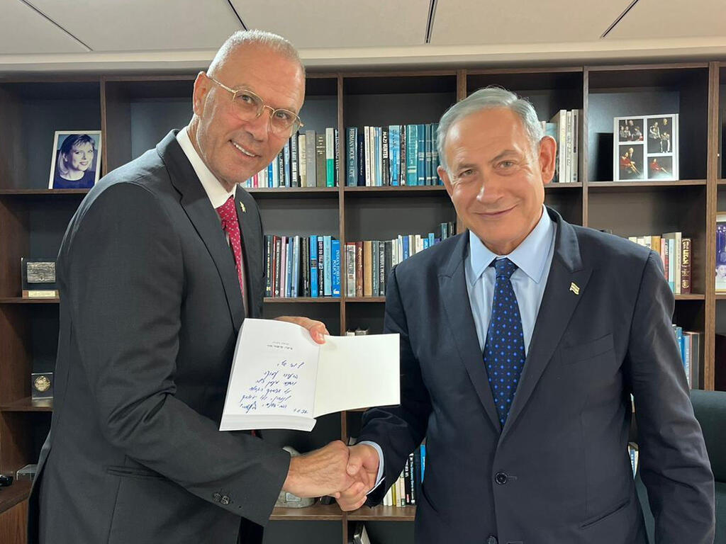 נתניהו ושלי, 2022 . עובדי משרד ראש הממשלה תיארו מנכ"ל לא מתפקד, לא כשיר, בעל נורמות אישיות מקולקלות. כעת ראש הממשלה מחפש לו ג'וב חדש