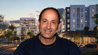 רמי לוי על רקע הדמיה של הפרויקט בראש העין