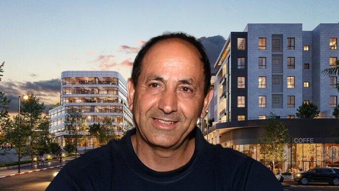 רמי לוי על רקע הדמיה של הפרויקט בראש העין