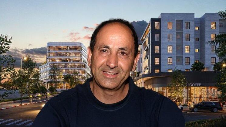רמי לוי על רקע הדמיה של הפרויקט בראש העין