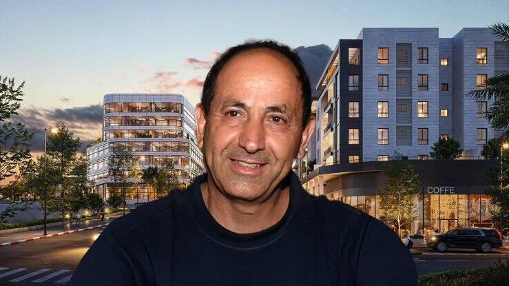 רמי לוי על רקע הדמיה של הפרויקט בראש העין