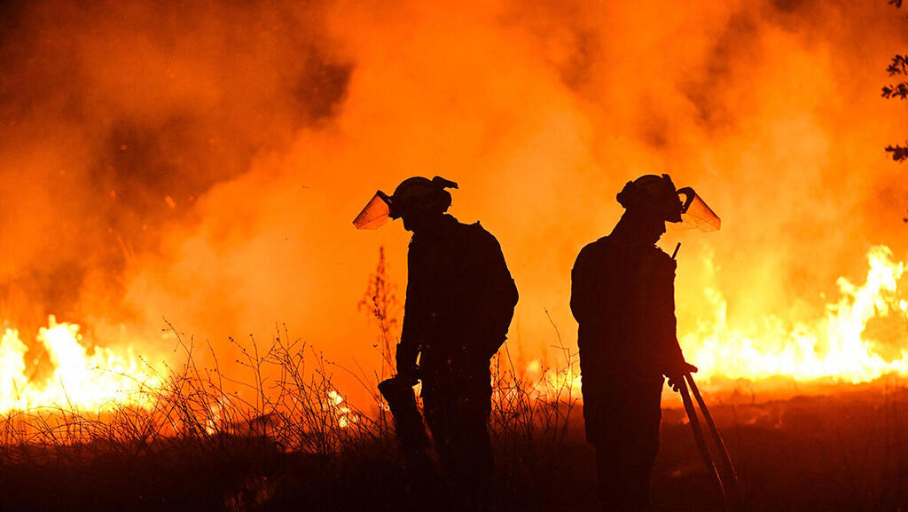 שריפות בצפון מזרח ספרד (צילום: AFP/ MIGUEL RIOPA) פוטו גל חום אוגוסט שריפות צפון מזרח ספרד