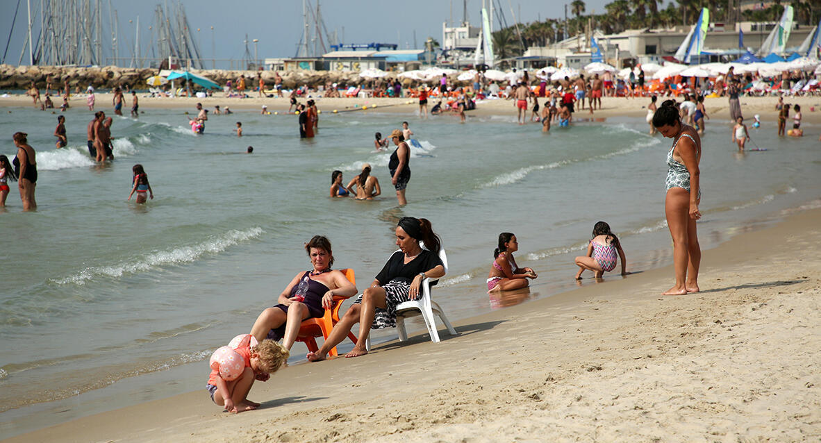 פוטו גל חום אוגוסט חוף גורדון ת"א