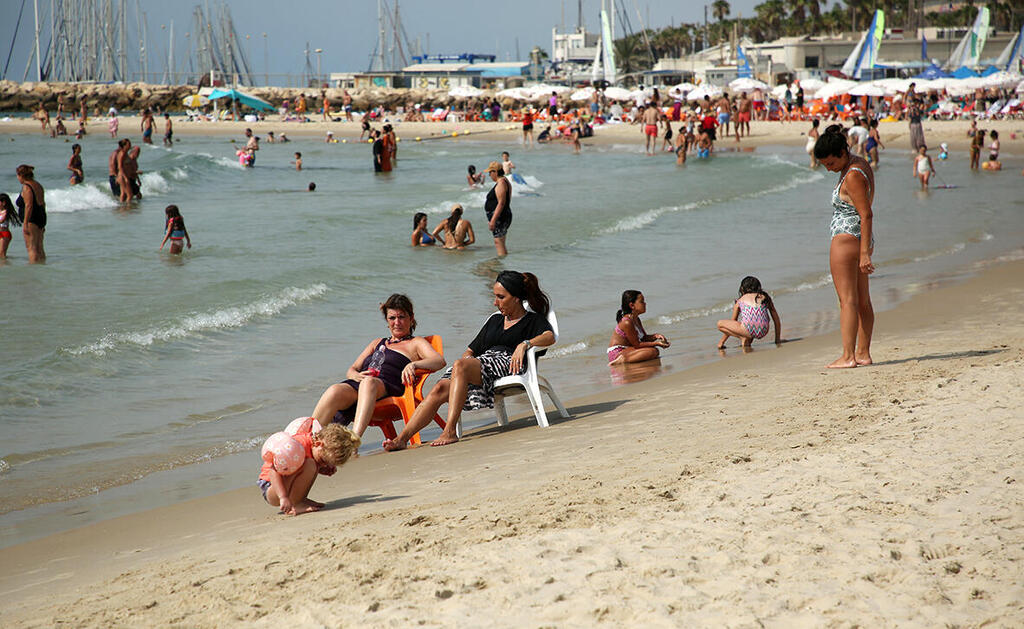 חוף בתל אביב, קיץ 2025 (צילום: ריאן פרויס) פוטו גל חום אוגוסט חוף גורדון ת"א