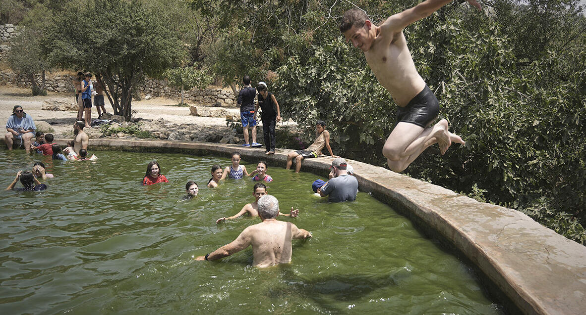 פוטו גל חום אוגוסט מעין עין לבן 