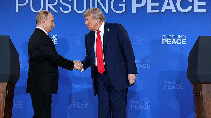 נשיא ארה"ב דונלד טראמפ ו נשיא רוסיה ולדימיר פוטין 2 בפסגה באלסקה 16.8.25