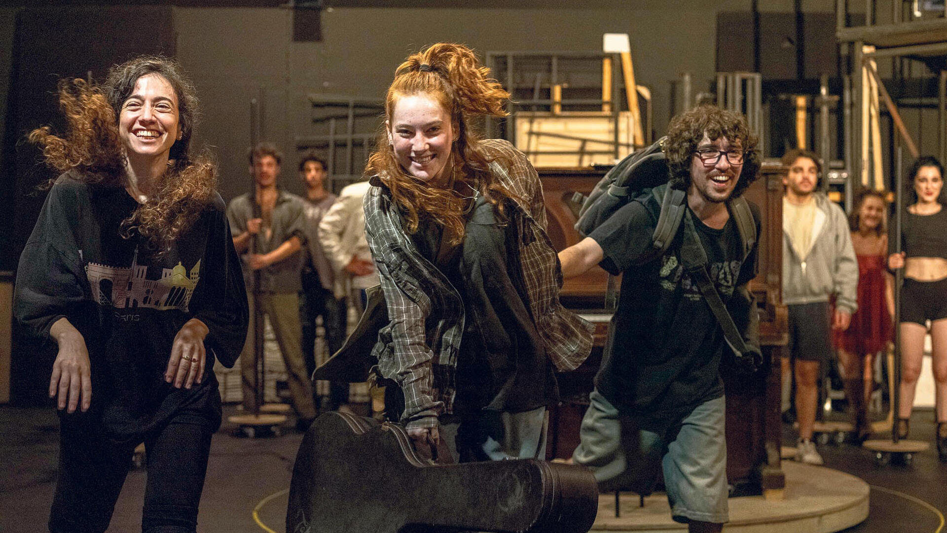 מימין ניר כנען פרח־בר מיניאלי ו רוני עינב בחזרות להצגה מישהו לרוץ איתו פנאי