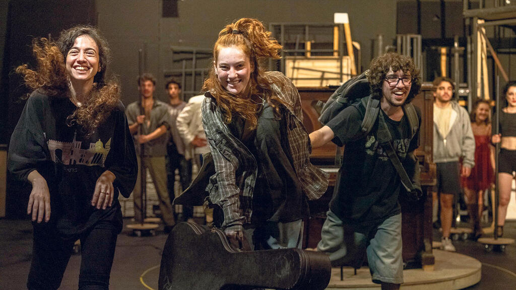 מימין ניר כנען פרח־בר מיניאלי ו רוני עינב בחזרות להצגה מישהו לרוץ איתו פנאי