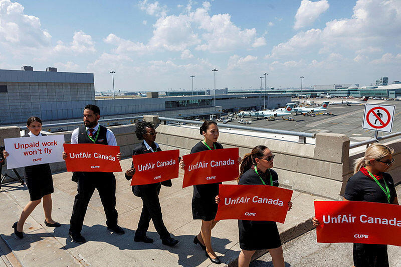 דיילות ודיילים של אייר קנדה מפגינות נגד החברה בשדה התעופה ב מיסיסאוגה קנדה 11.8.25 (צילום: REUTERS/Carlos Osorio) דיילות ודיילים של אייר קנדה מפגינות נגד החברה בשדה התעופה ב מיסיסאוגה קנדה 11.8.25